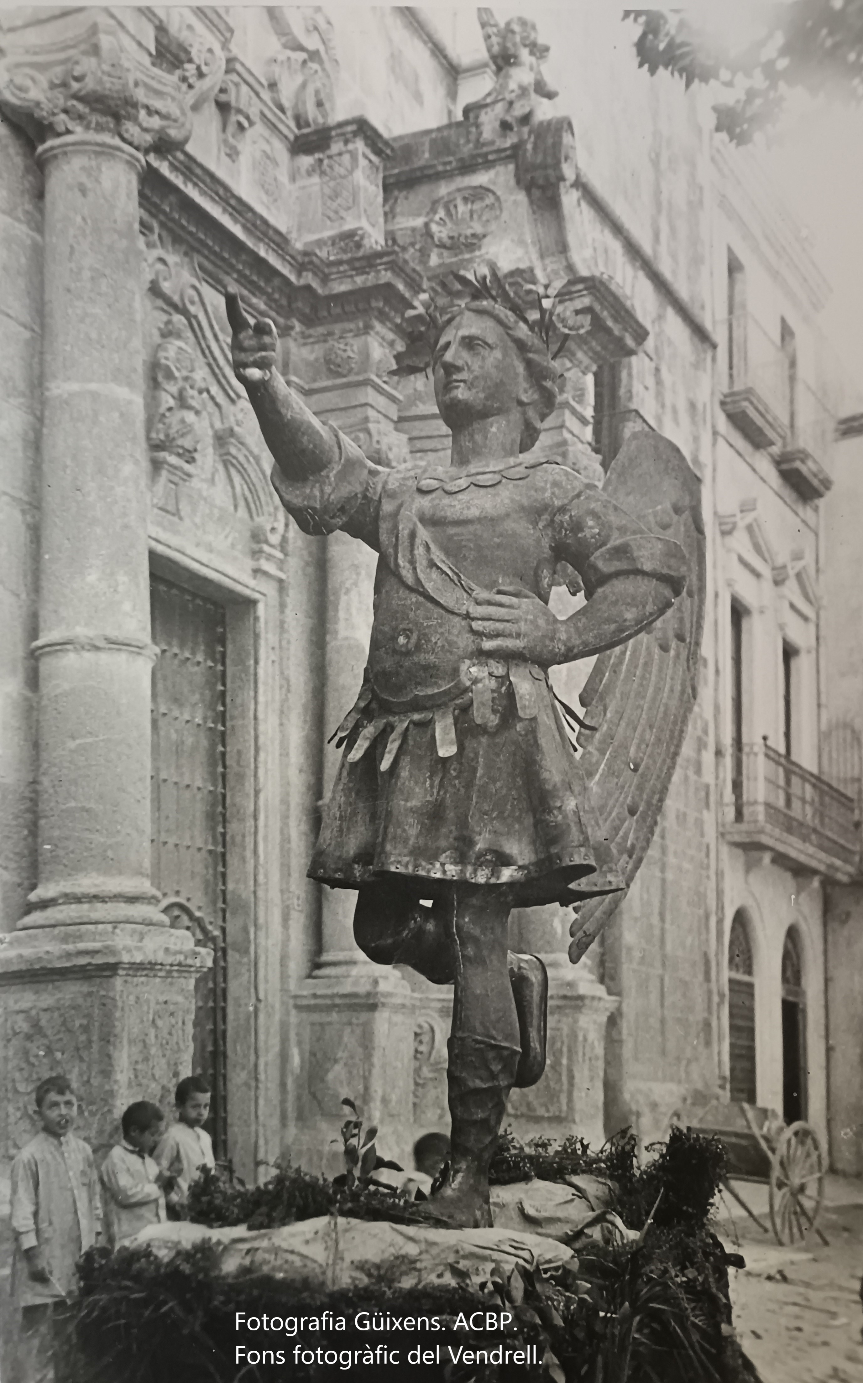 L'Àngel de Tobies, a la plaça Vella després de baixar-lo per restaurar-lo l'any 1928.