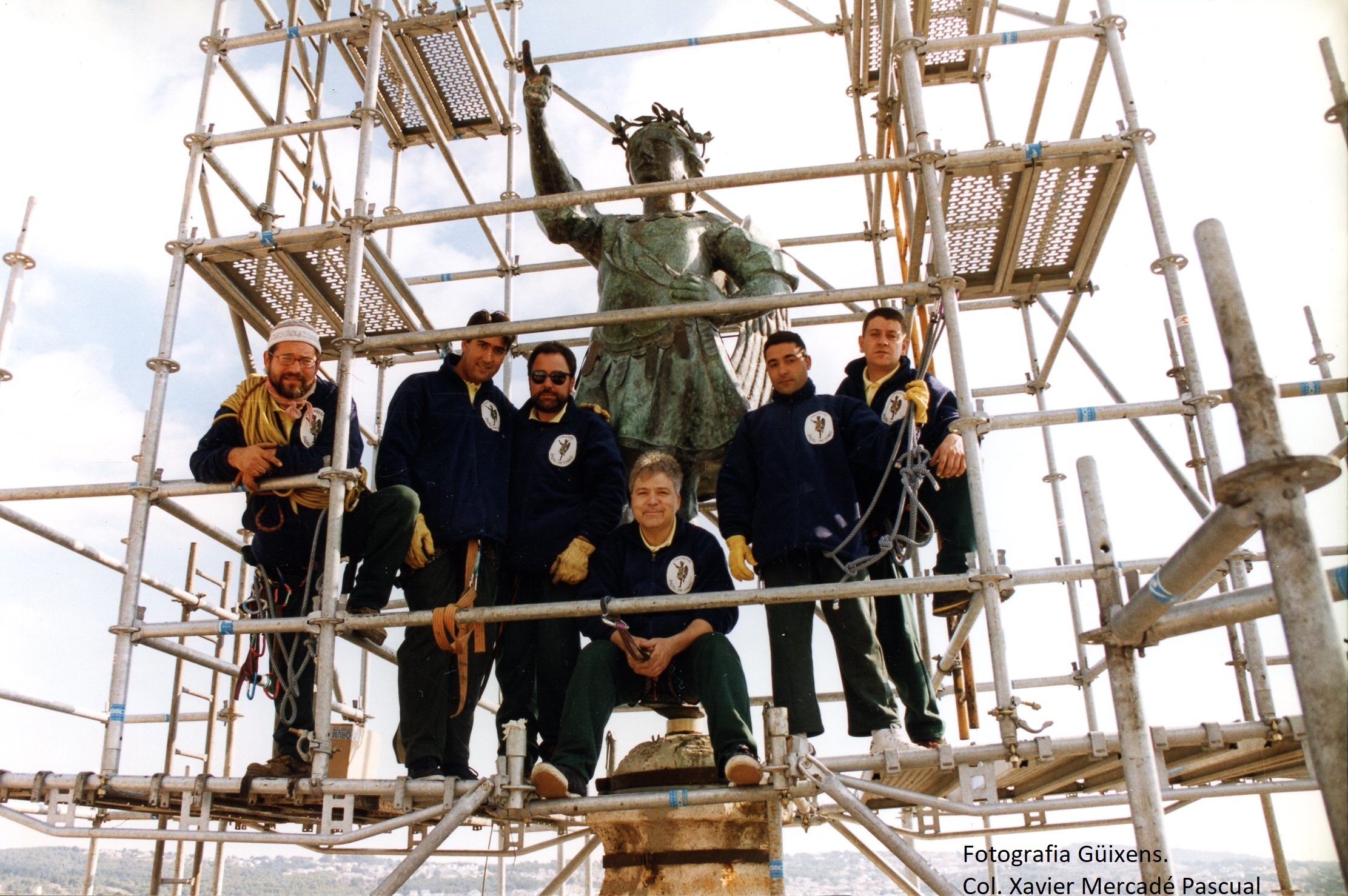 Els campaners del Vendrell en una imatge a dalt de la bastida per la intervenció de 1998