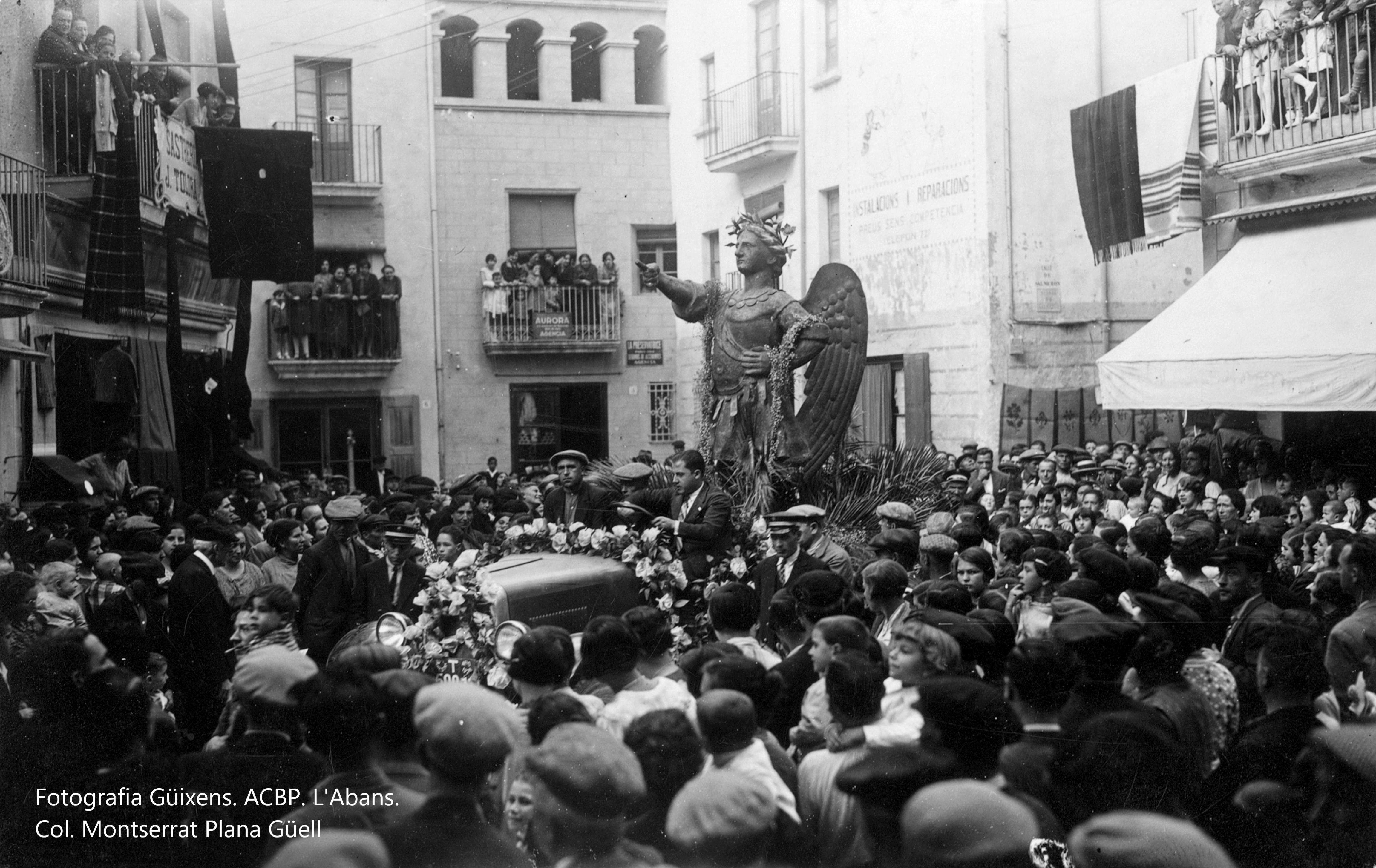 L'Àngel de Tobies a la plaça Vella damunt d'un vehicle que el retorna després de la seva restauració. Any 1928