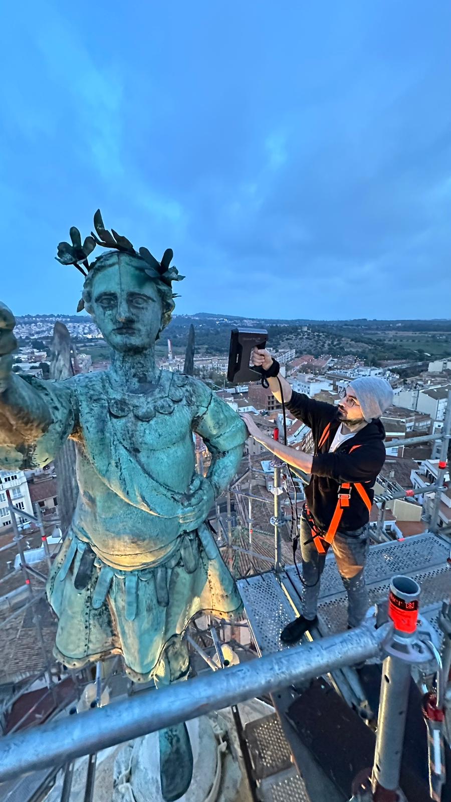 Adrià Moreres escanejant l'Àngel de Tobies