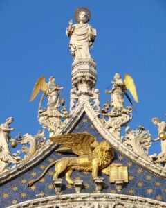 El lleó de Sant Marc representat en la basílica homònima de Venècia